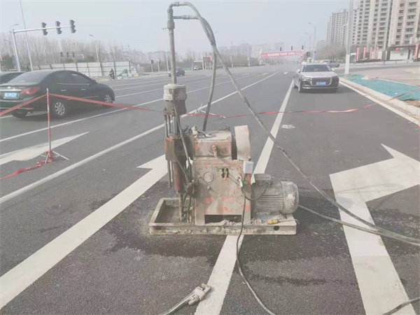 孙吴公路路面下沉沉降开裂注浆加固施工